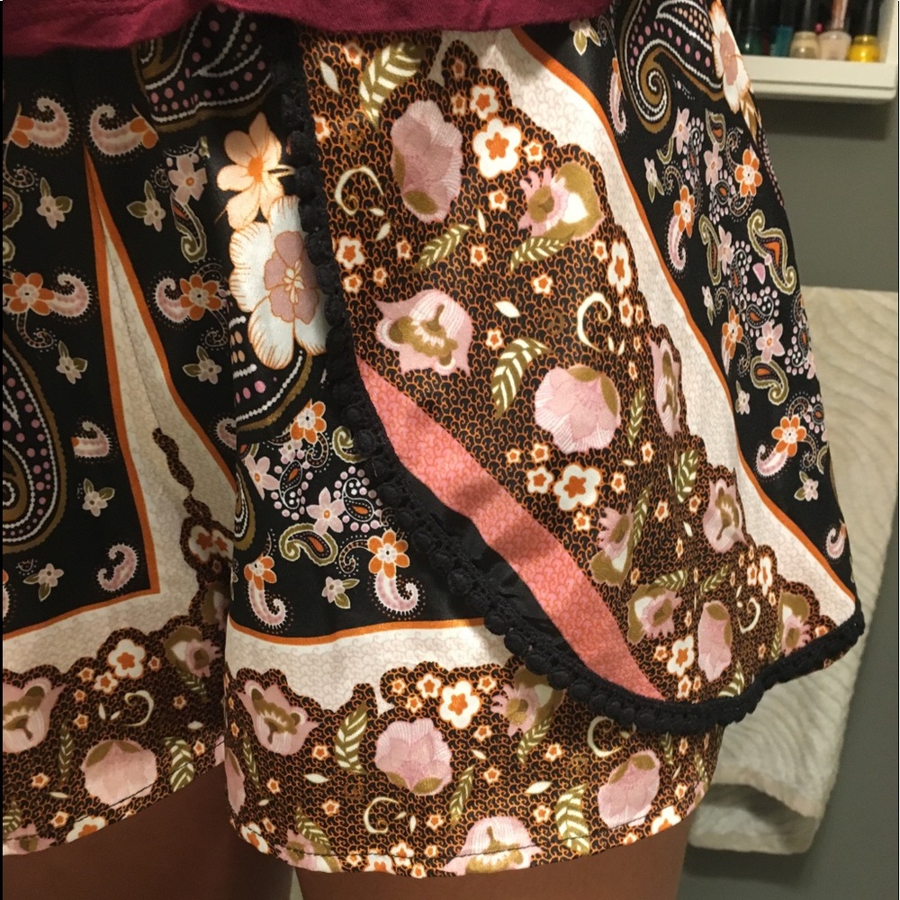 Patterned Flowy Shorts - Picture 2 of 3